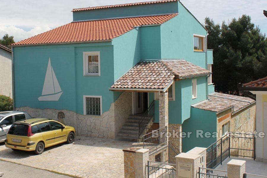 Apartmanska kuća u drugom redu od mora