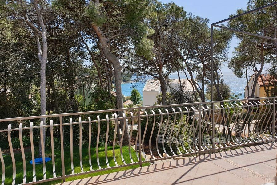 Mehrfamilienhaus in der zweiten Reihe vom Meer