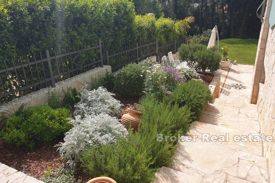 Mehrfamilienhaus in der zweiten Reihe vom Meer