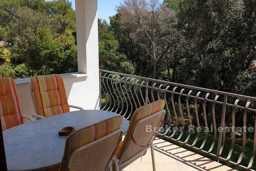 Apartmanska kuća u drugom redu od mora