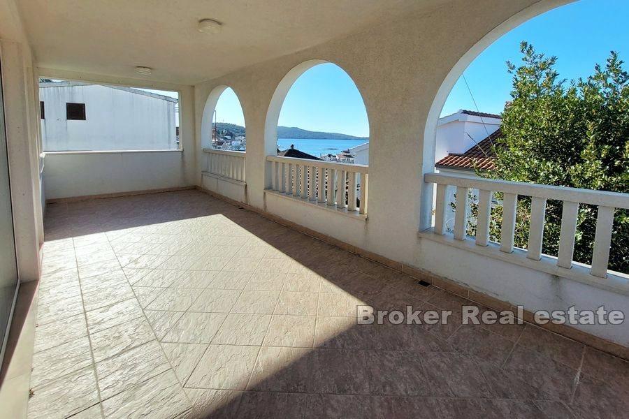 Apartment house with sea view