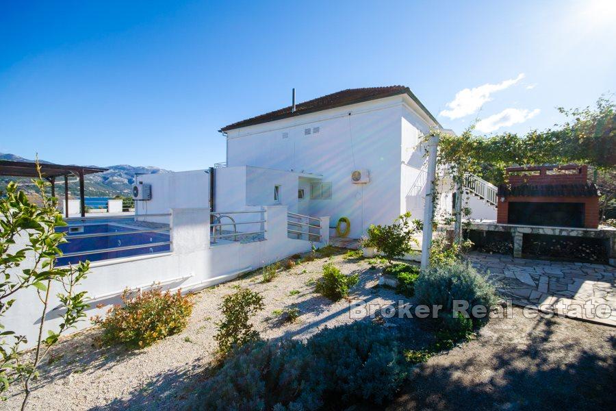 Hus i første rad til sjøen