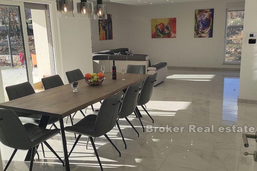 Villa with pool and spacious land