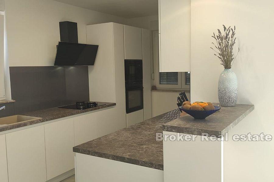 Villa with pool and spacious land