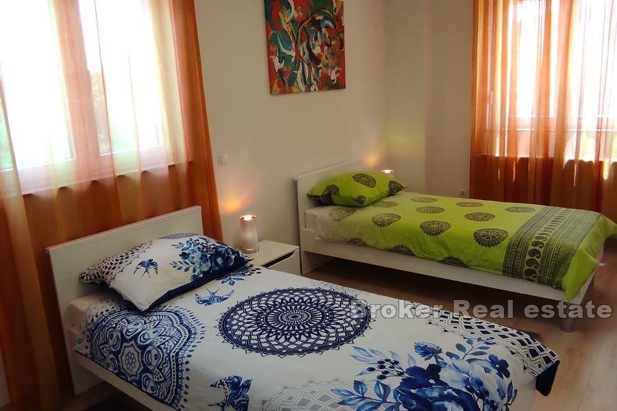 Villa med pool och rymlig mark