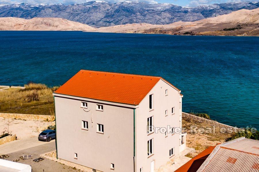 Maison au premier rang de la mer