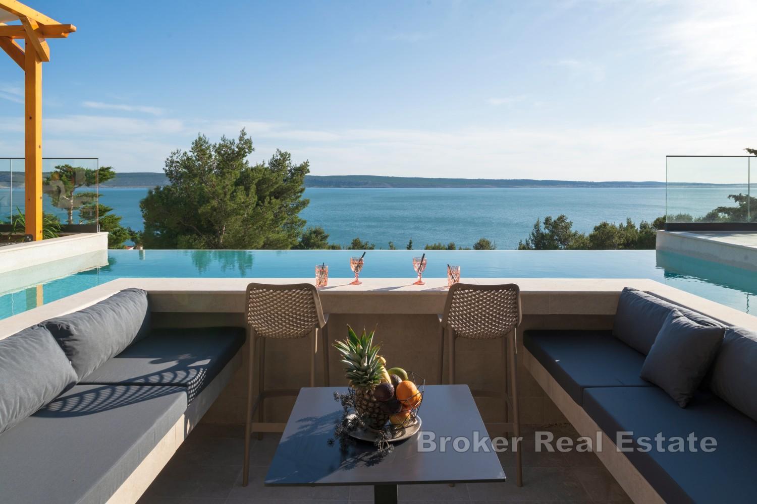 Villa nouvellement construite avec piscine et vue mer