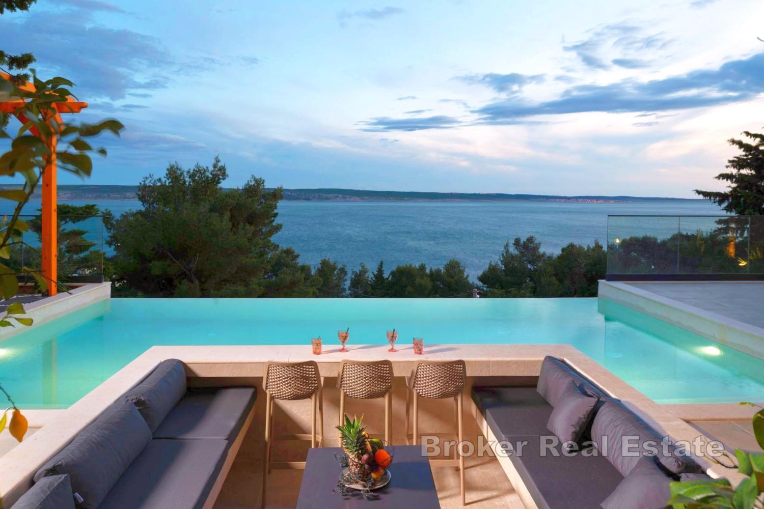 Villa nouvellement construite avec piscine et vue mer