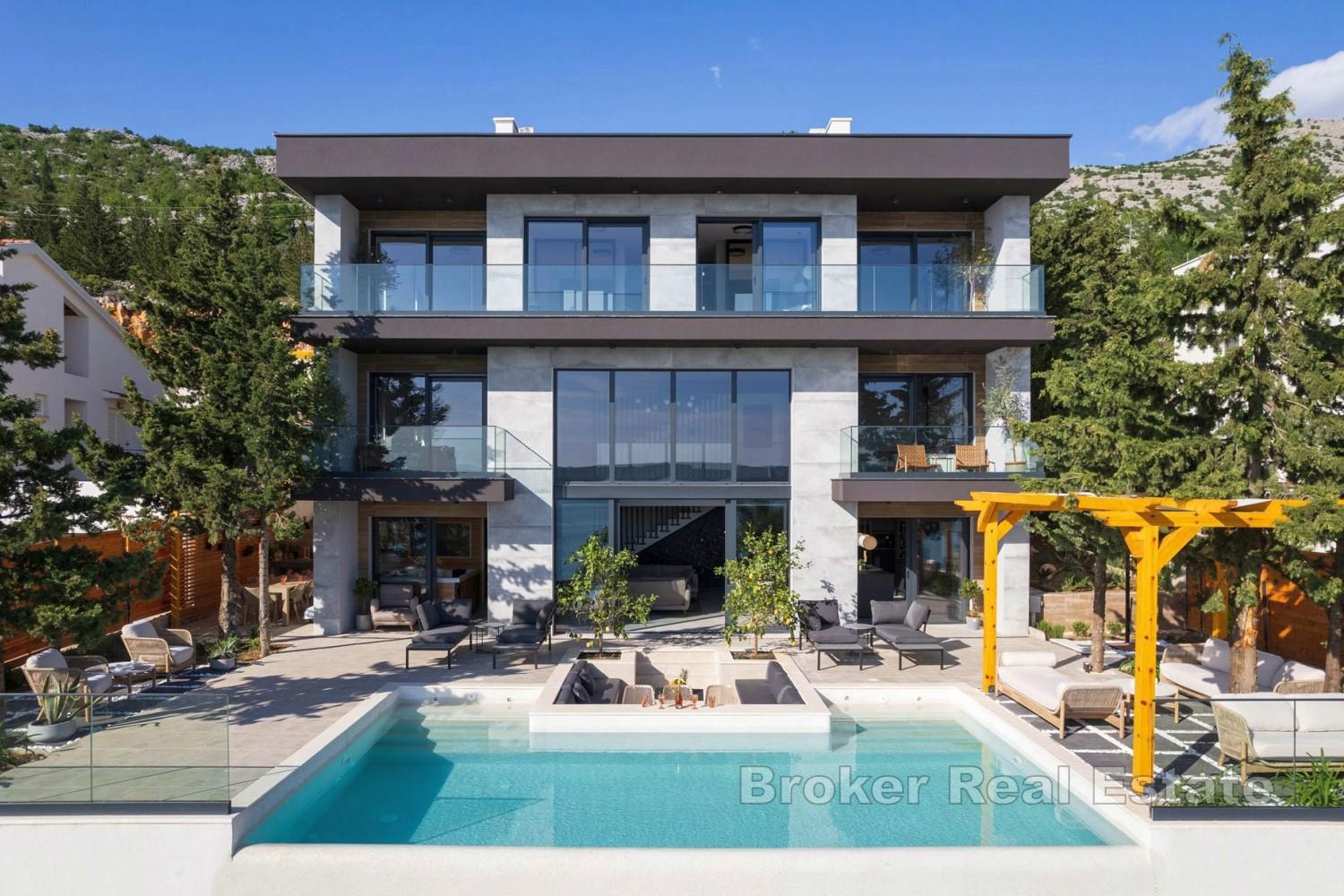 Villa nouvellement construite avec piscine et vue mer