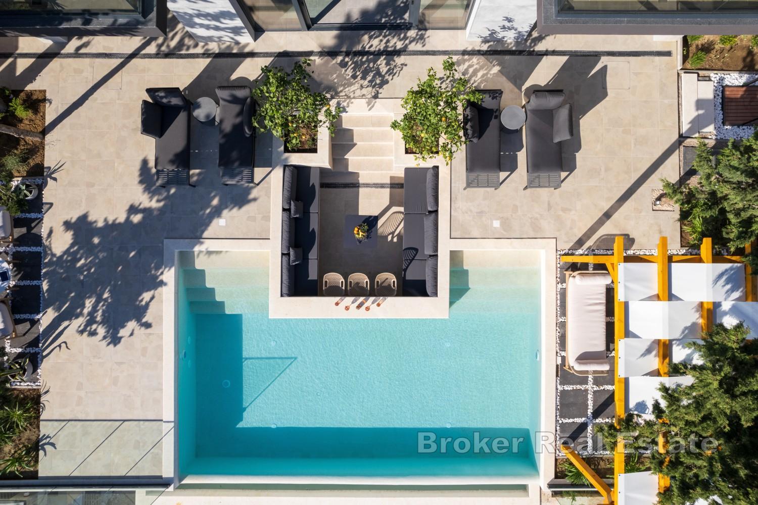 Villa nouvellement construite avec piscine et vue mer