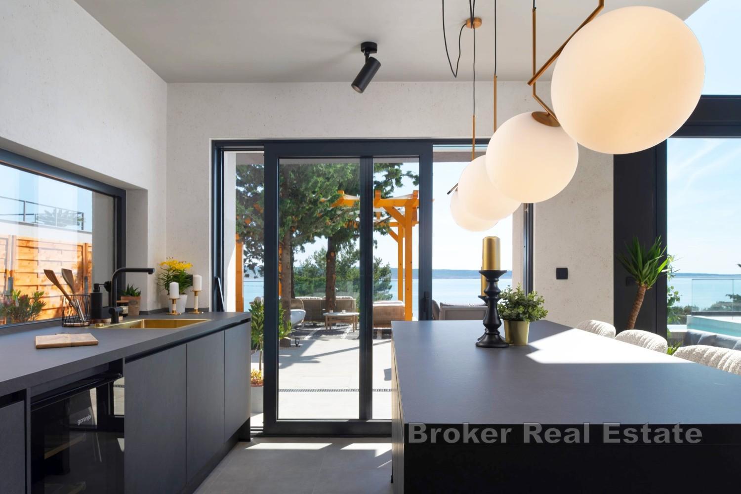 Villa nouvellement construite avec piscine et vue mer