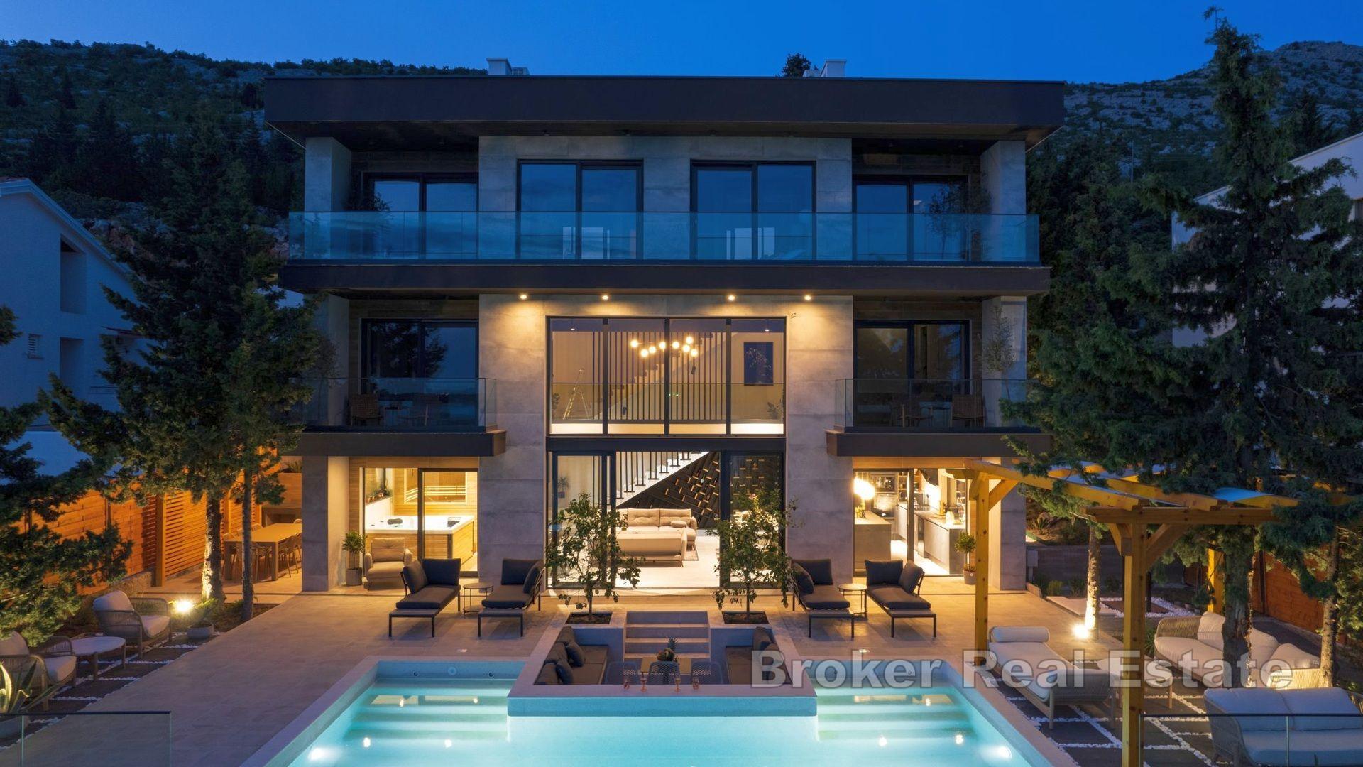 Villa nouvellement construite avec piscine et vue mer