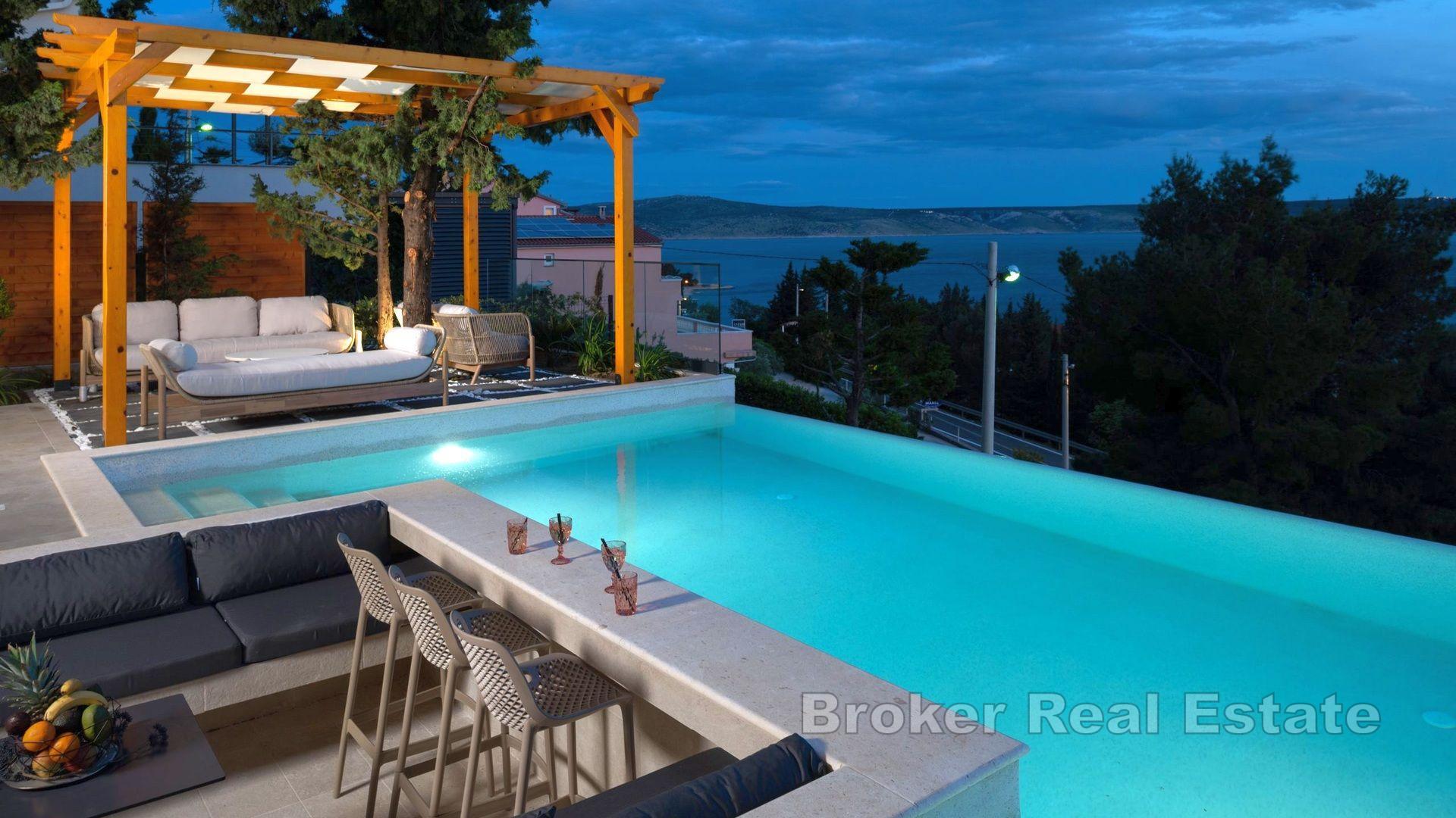 Villa nouvellement construite avec piscine et vue mer