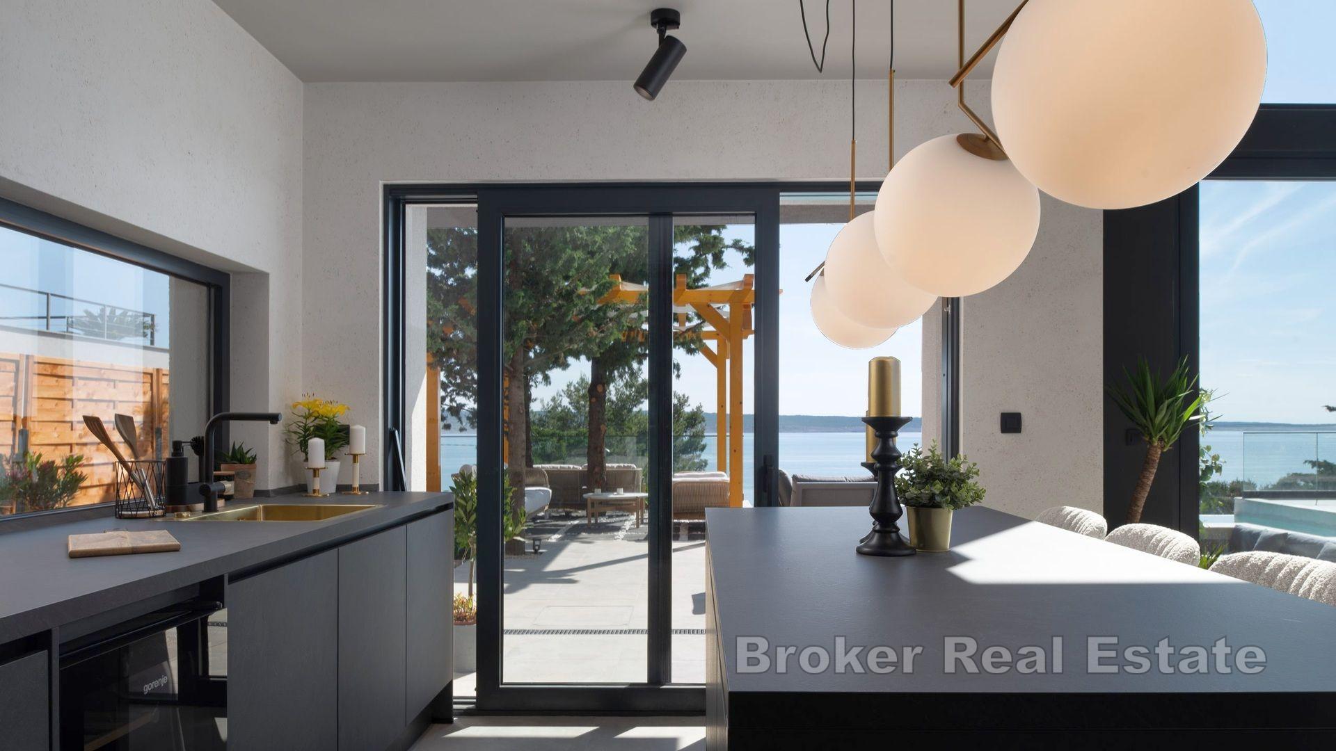 Villa nouvellement construite avec piscine et vue mer