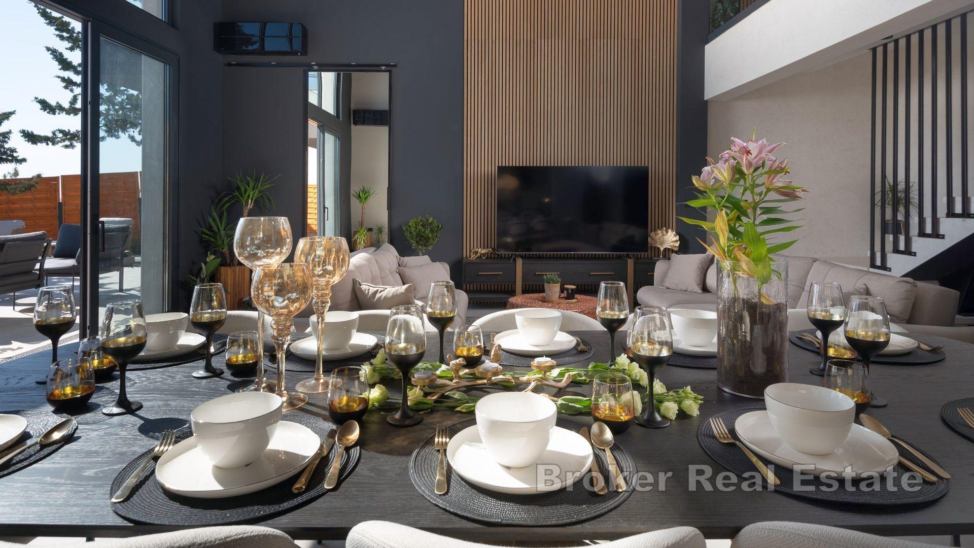 Nowo wybudowana willa z widokiem na basen i morze