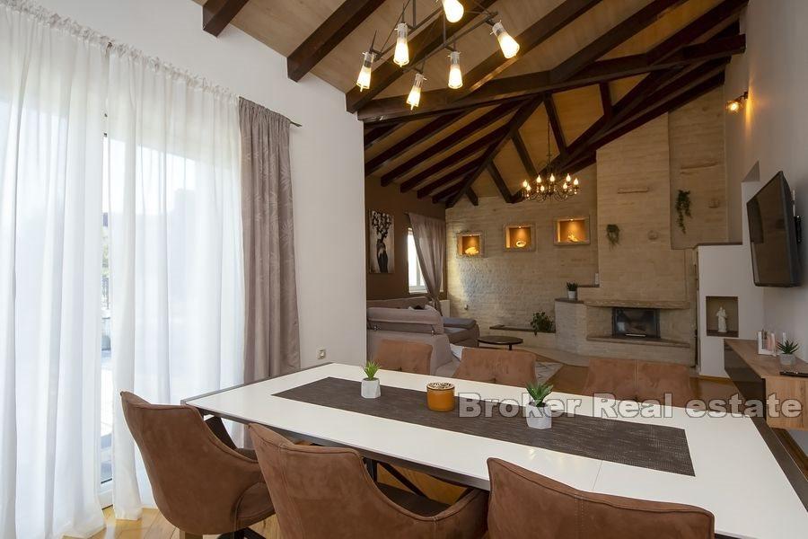 Maison en pierre avec piscine