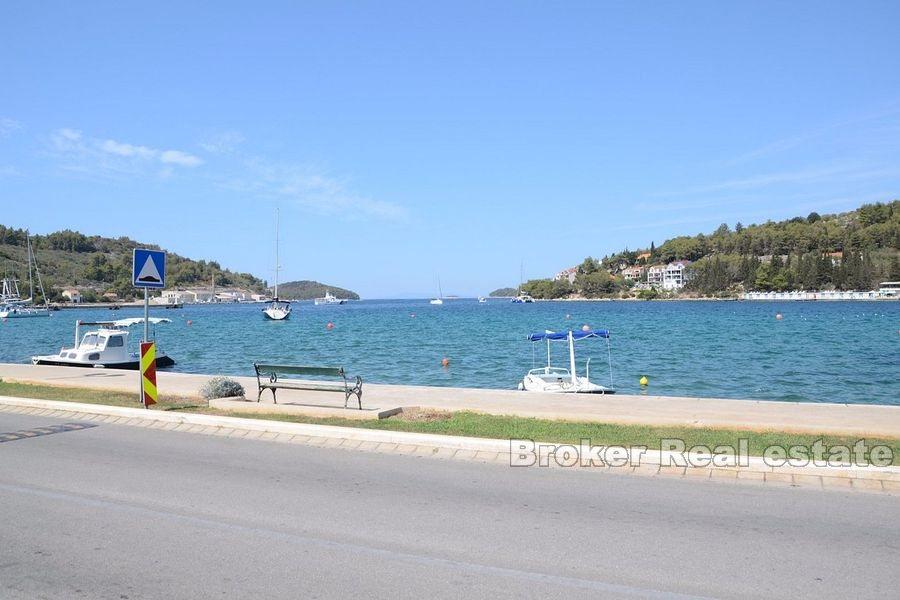 Stary kamienny dom w pierwszym rzędzie do morza