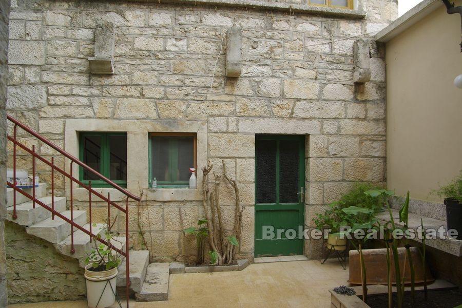 Stary kamienny dom w pierwszym rzędzie do morza