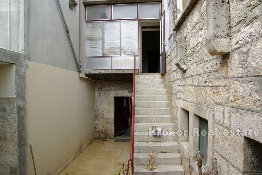 Stary kamienny dom w pierwszym rzędzie do morza