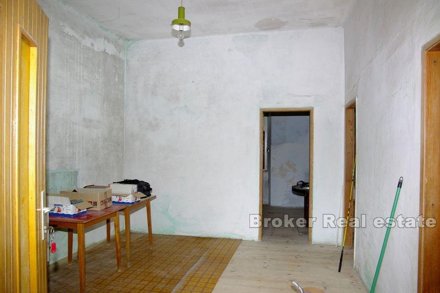 Stary kamienny dom w pierwszym rzędzie do morza