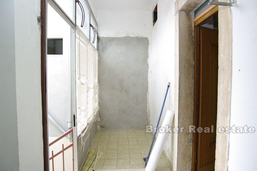 Старый каменный дом в первом ряду от моря