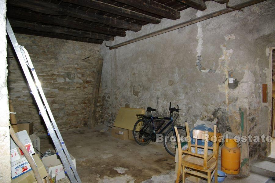 Stary kamienny dom w pierwszym rzędzie do morza