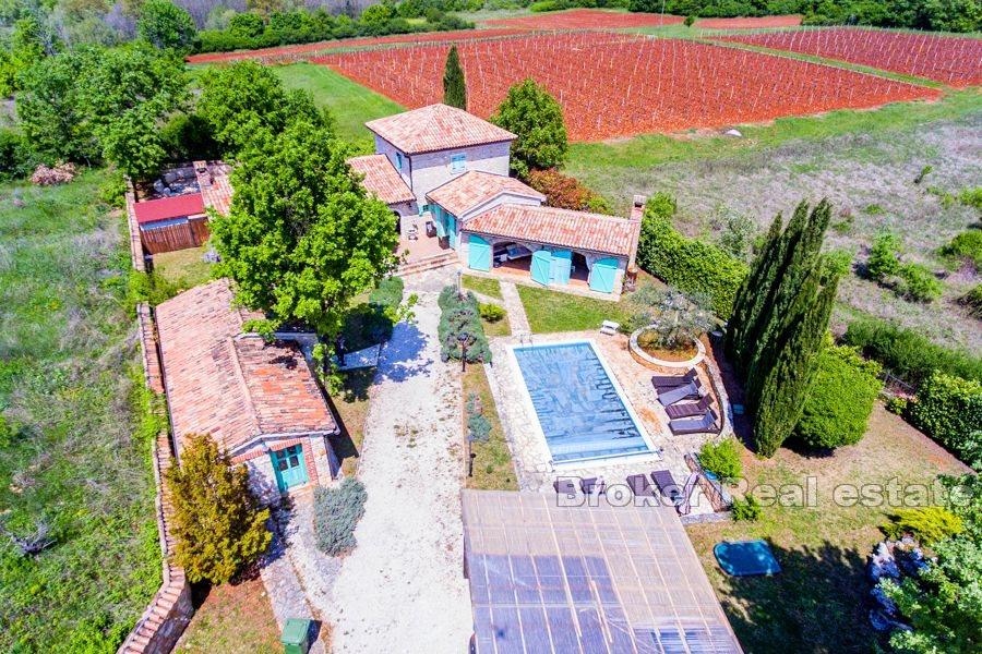 Casale in pietra con piscina