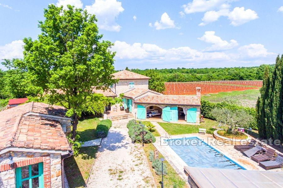 Casale in pietra con piscina