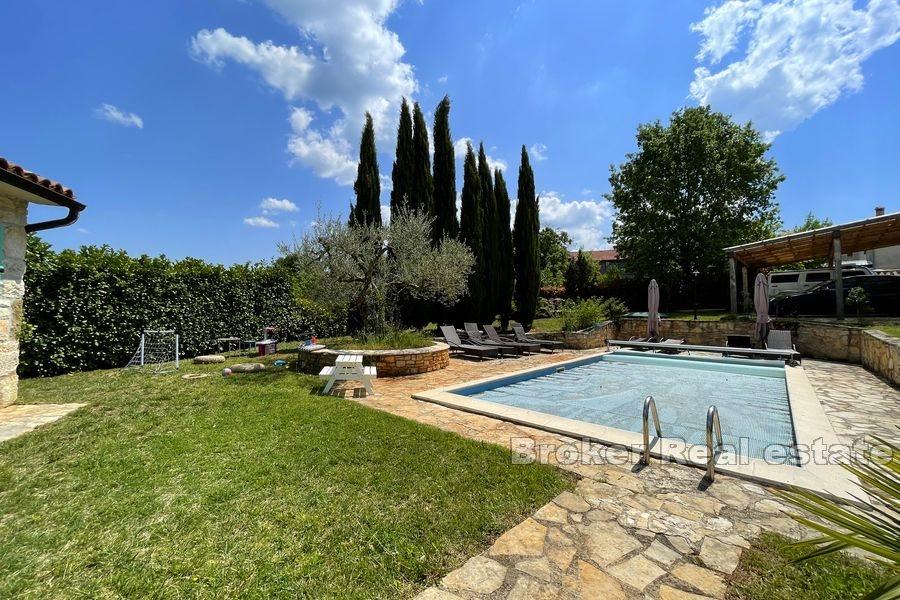 Casale in pietra con piscina