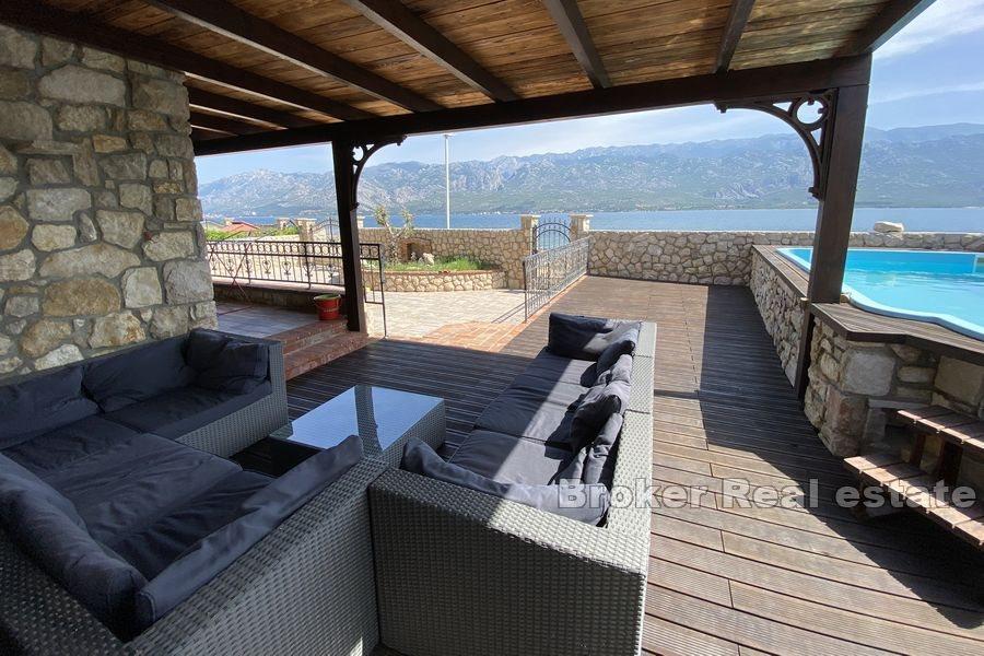 Maison en pierre avec piscine en bord de mer