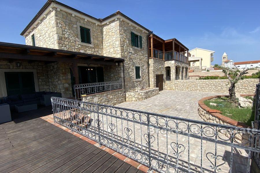 Steinhaus mit Pool am Meer