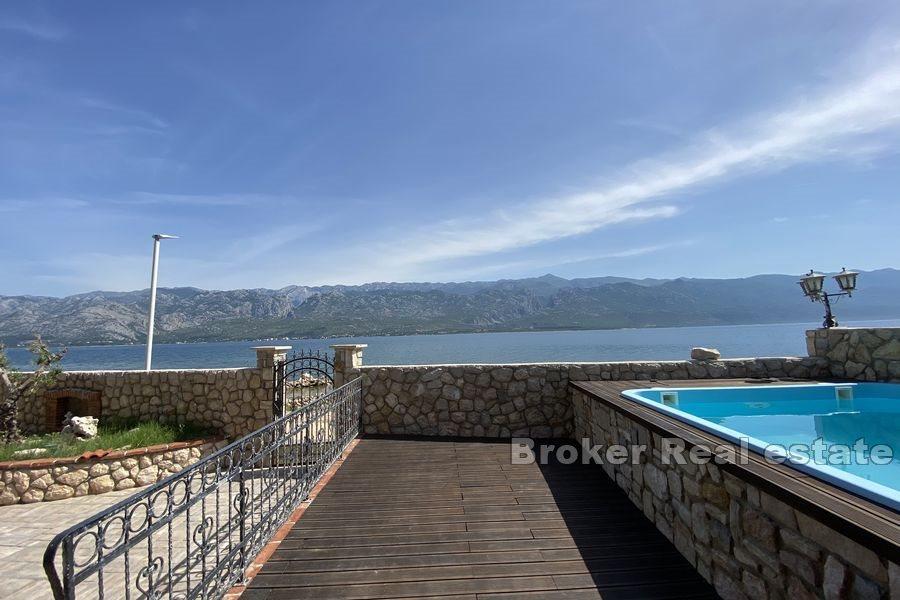 Steinhaus mit Pool am Meer