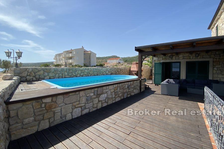 Steinhaus mit Pool am Meer