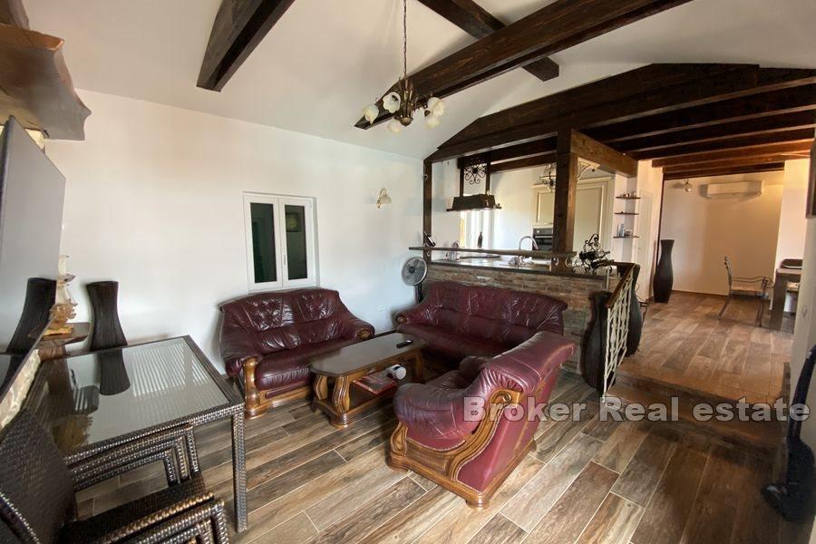 Steinhaus mit Pool am Meer