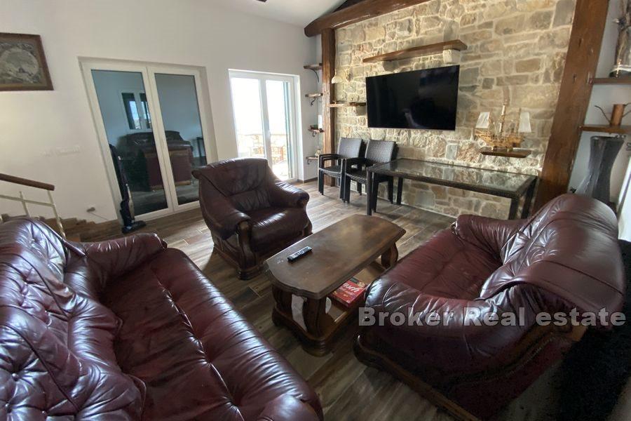 Kamenný dům s bazénem u moře