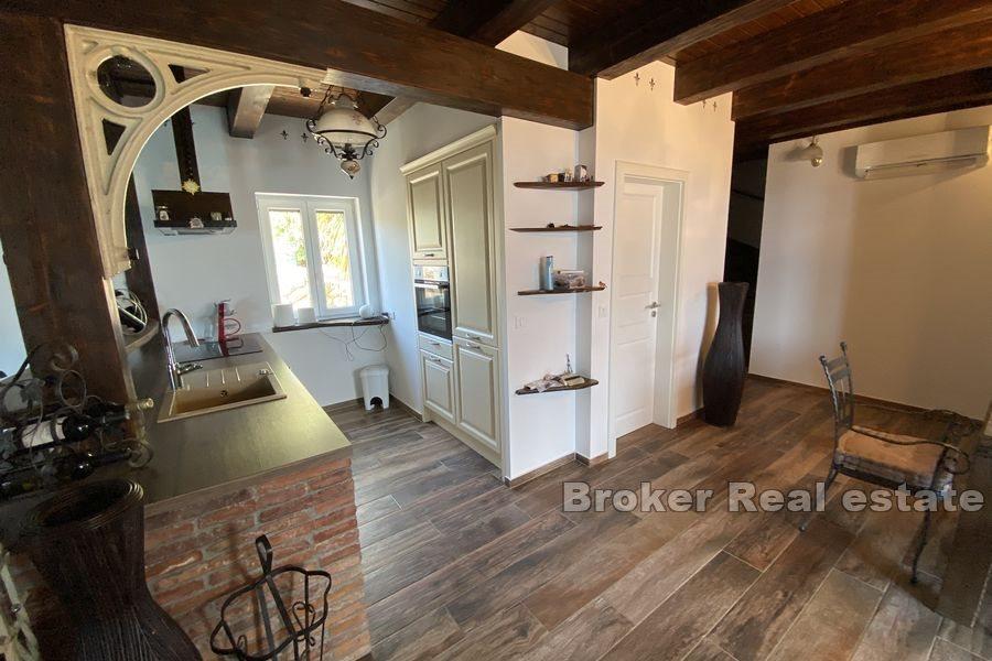 Steinhaus mit Pool am Meer