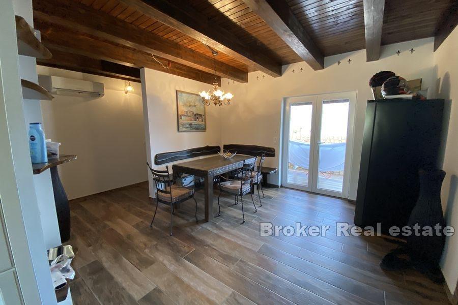 Kamenný dům s bazénem u moře