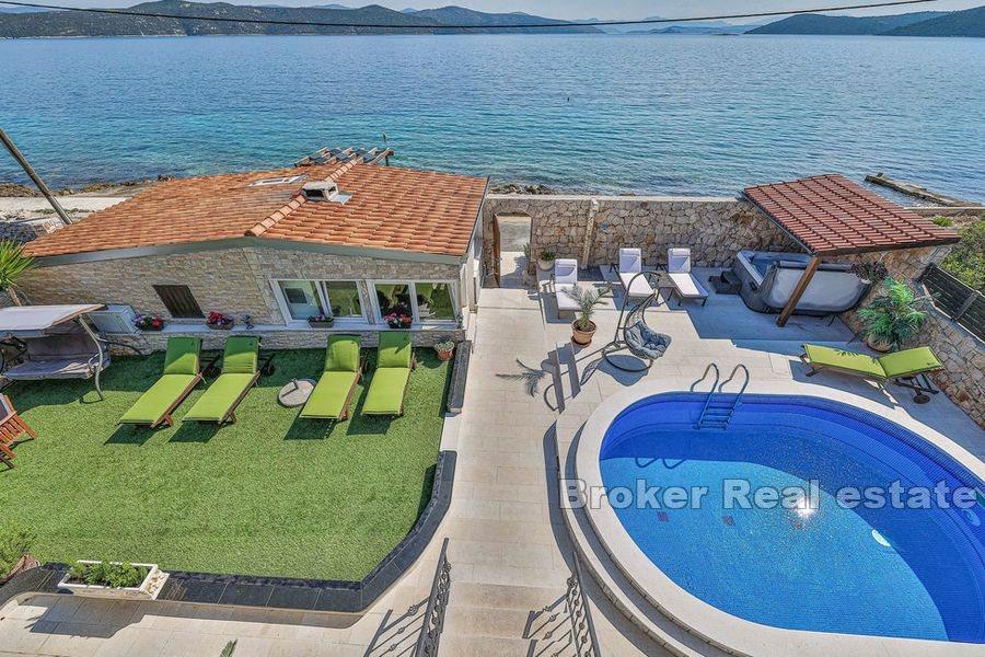 Steinhaus mit Pool am Meer