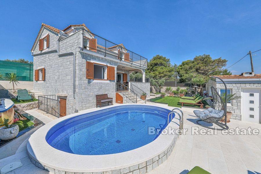 Steinhaus mit Pool am Meer