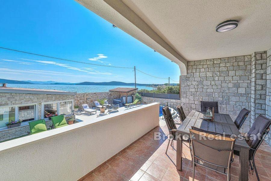 Steinhaus mit Pool am Meer