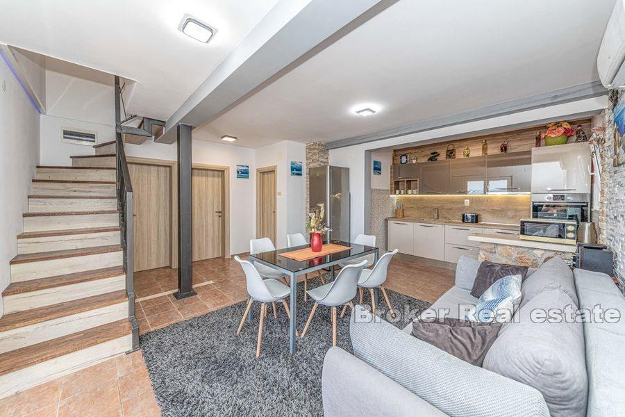 Kamena kuća s bazenom uz more