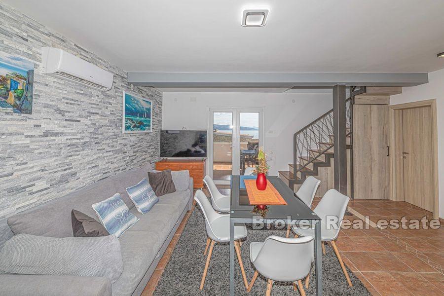 Kamena kuća s bazenom uz more