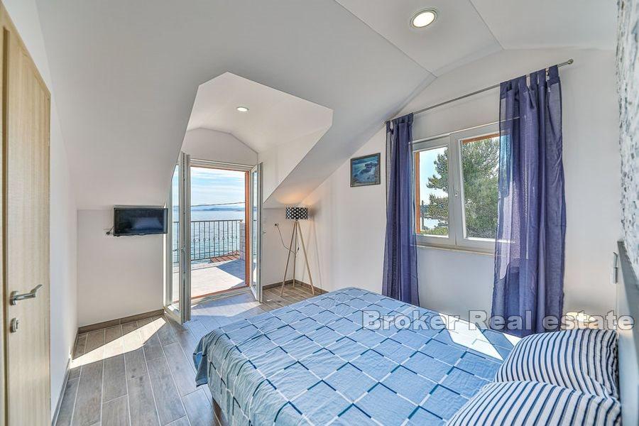 Steinhaus mit Pool am Meer