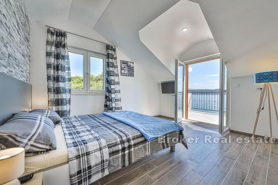 Steinhaus mit Pool am Meer