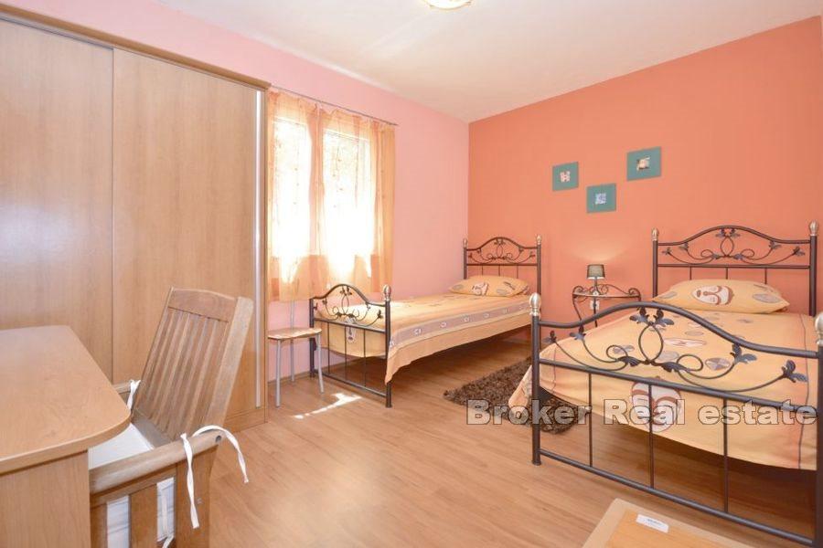 Kamena kuća s bazenom uz more