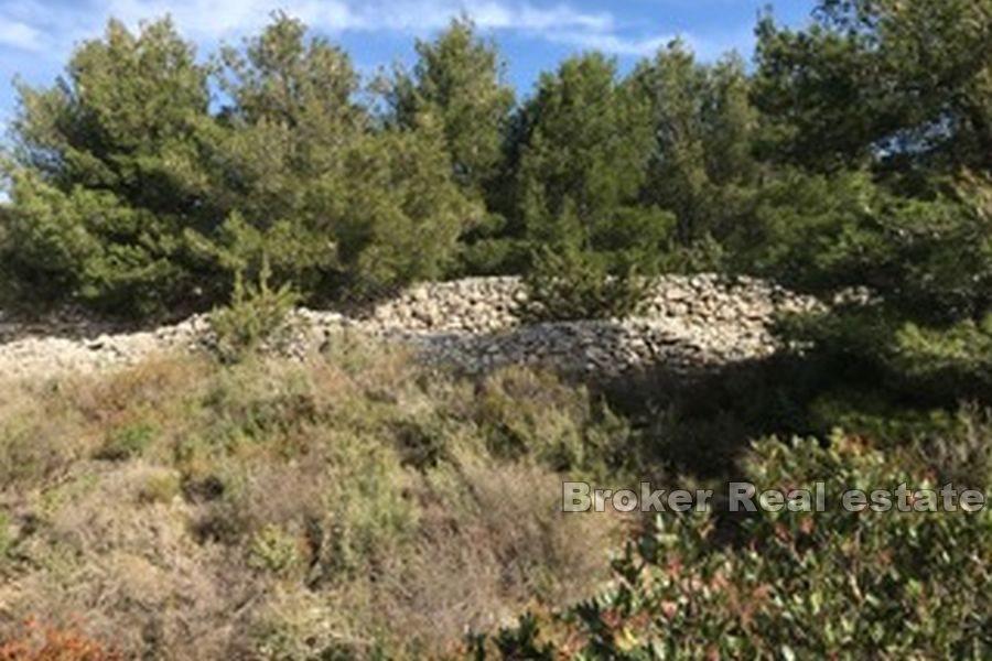 Строительный участок с видом на море