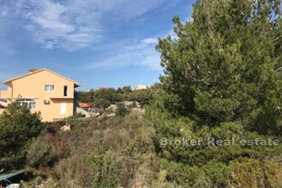 Строительный участок с видом на море