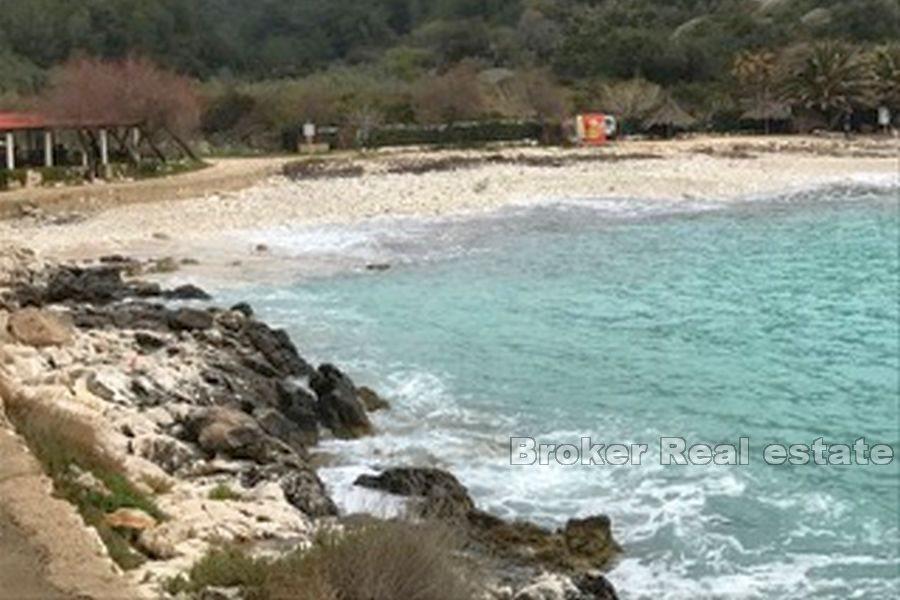 Строительный участок с видом на море