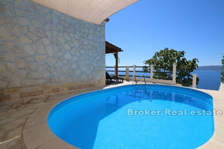 Casale in pietra con piscina e vista mare aperta