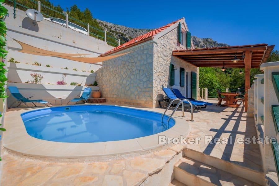 Casale in pietra con piscina e vista mare aperta